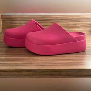CROCS Women's Bold Pink Mules